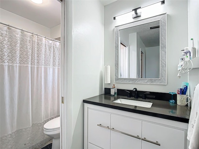 bathroom with a shower with curtain, vanity, and toilet