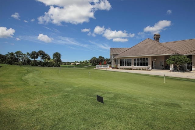 view of yard featuring golf course view