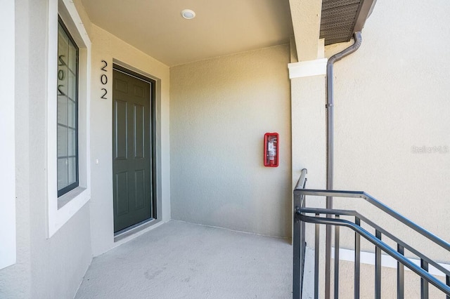 property entrance featuring a balcony