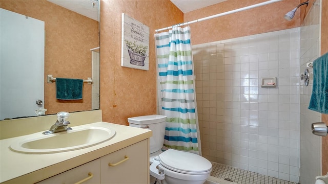 bathroom with a shower with shower curtain, vanity, and toilet