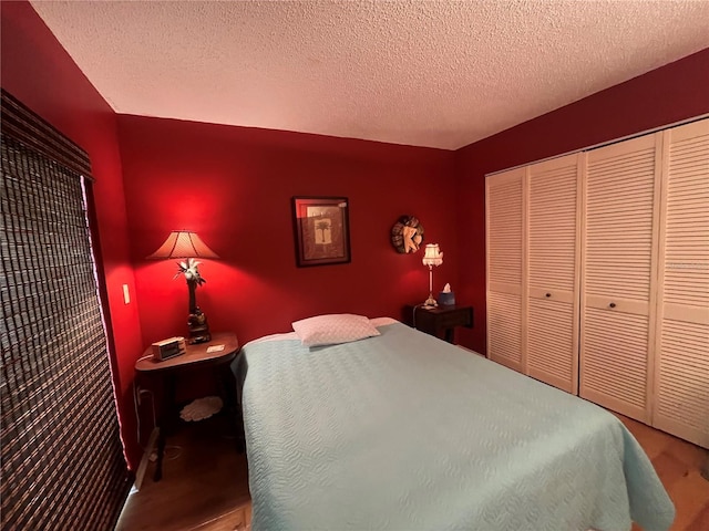 bedroom featuring a textured ceiling and a closet