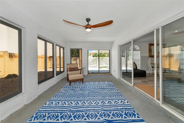 sunroom with ceiling fan