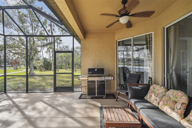 sunroom with ceiling fan