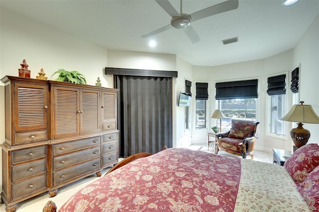 bedroom featuring ceiling fan and a textured ceiling