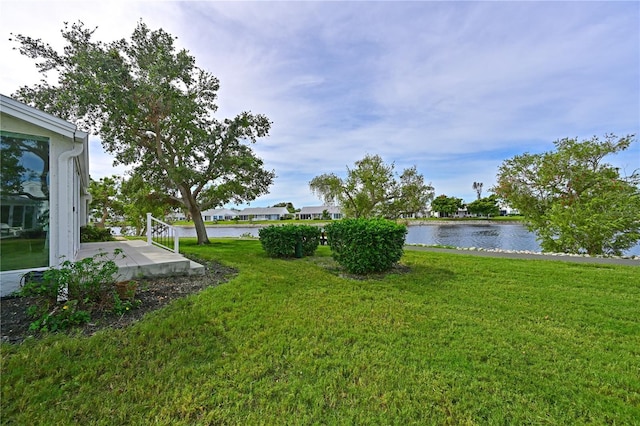 view of yard featuring a water view