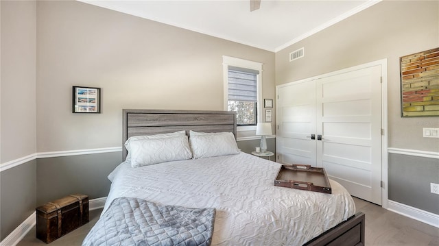 bedroom with crown molding, a closet, and ceiling fan