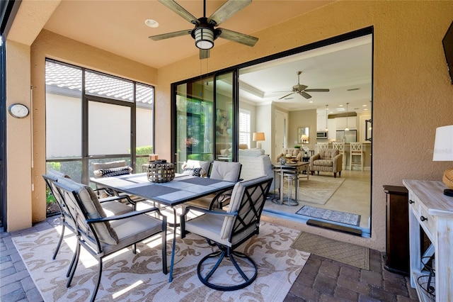 sunroom with ceiling fan