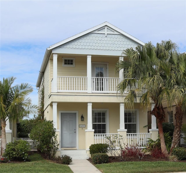 view of front of property featuring a balcony