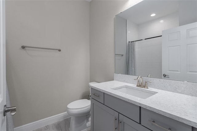 bathroom with a shower with shower curtain, vanity, and toilet