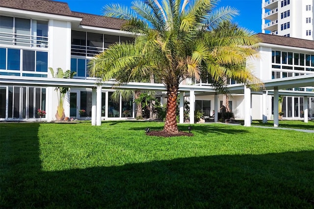 2110 Benjamin Franklin Dr Unit 108, Sarasota, FL 34236 - back of house featuring a yard