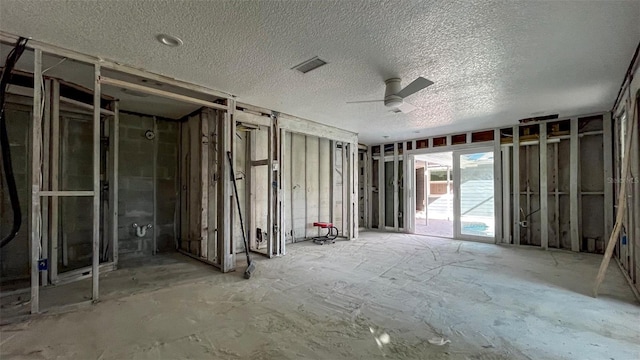 misc room featuring ceiling fan and a textured ceiling