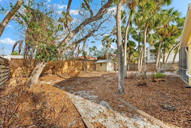 view of yard featuring a shed