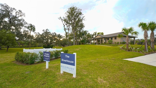 view of property's community featuring a lawn