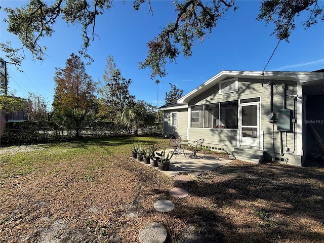 view of yard featuring a patio area