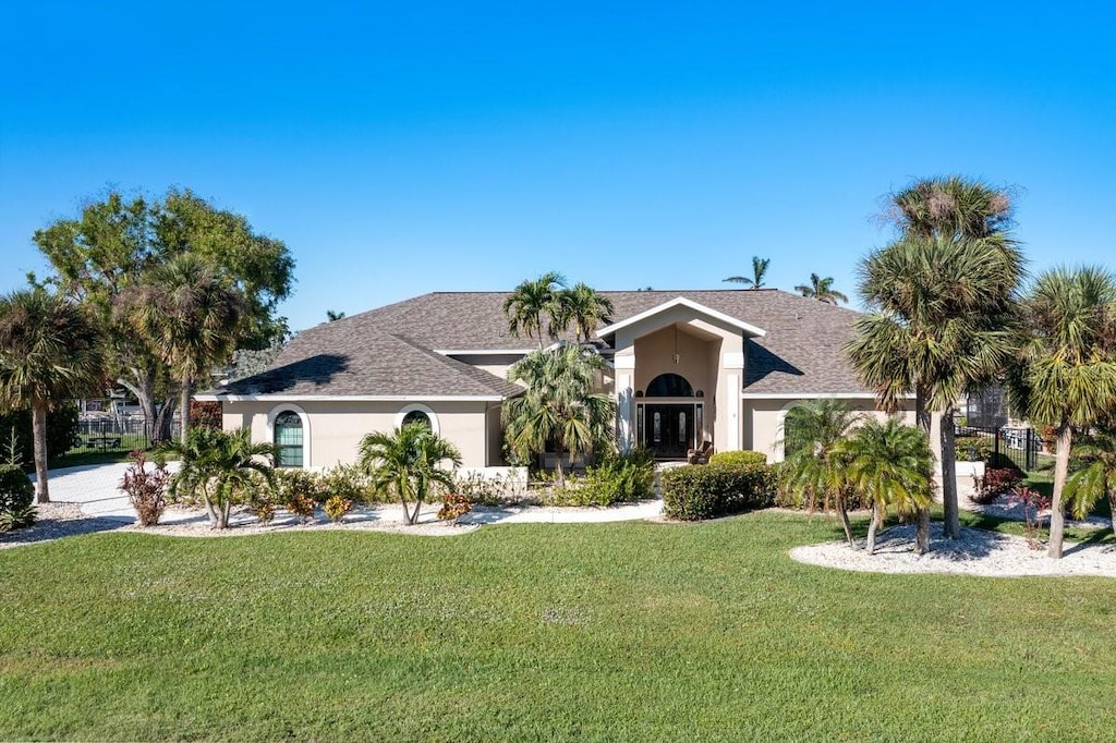 view of front facade featuring a front lawn