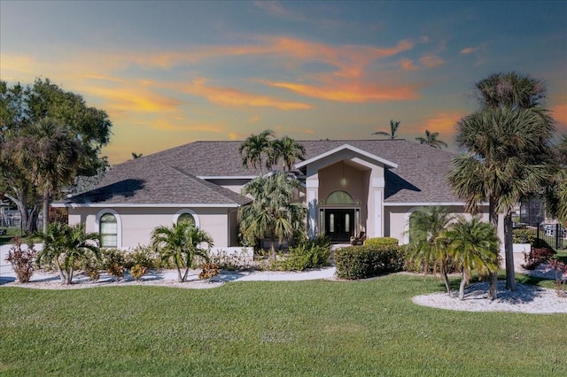 view of front of property featuring a lawn