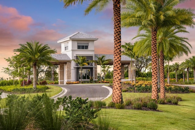 view of front of home featuring a lawn