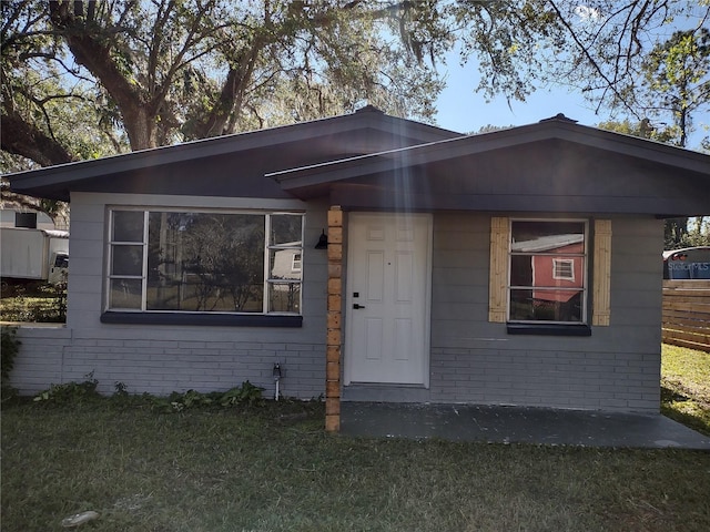 view of front of house featuring a front lawn