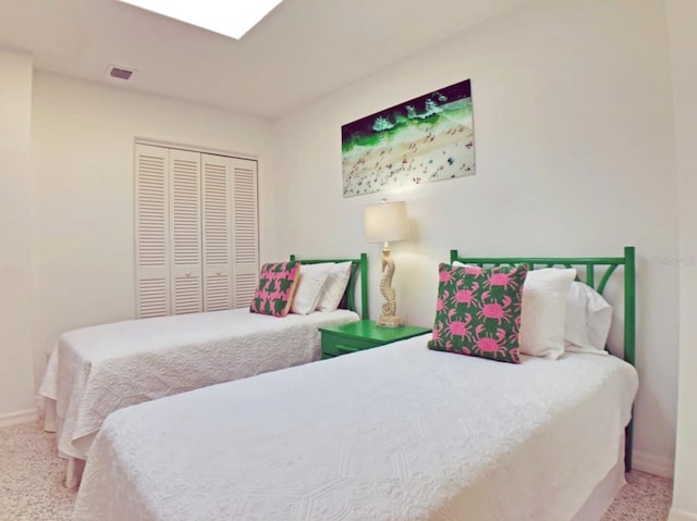 bedroom featuring carpet floors and a closet