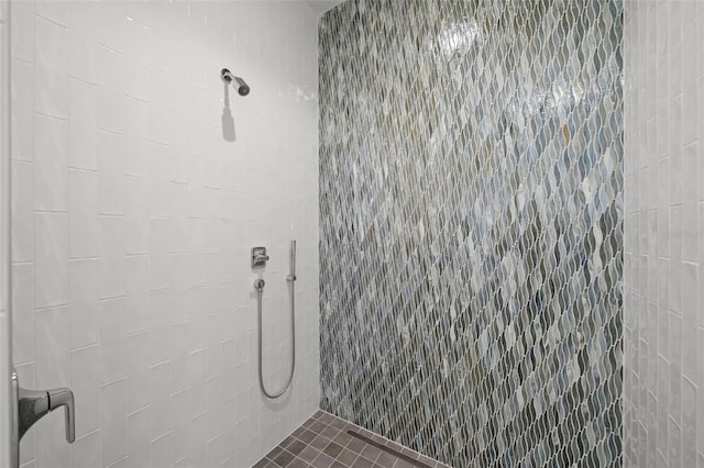 bathroom featuring a tile shower