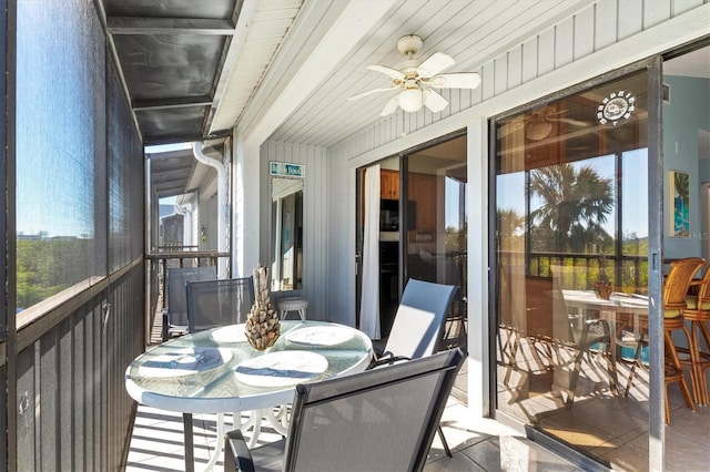 sunroom featuring ceiling fan