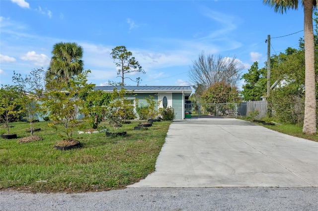 view of front facade with a front yard