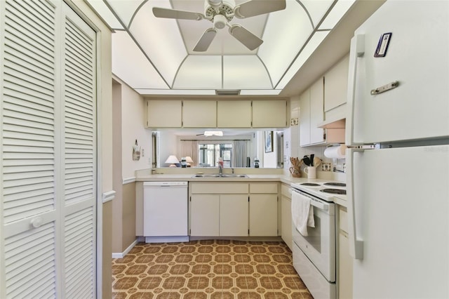 kitchen with ceiling fan, sink, kitchen peninsula, cream cabinets, and white appliances