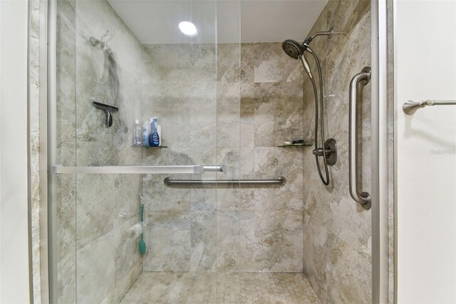 bathroom featuring tiled shower