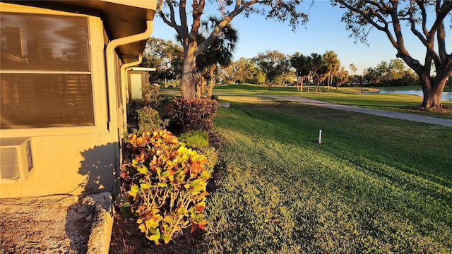 view of yard featuring a water view