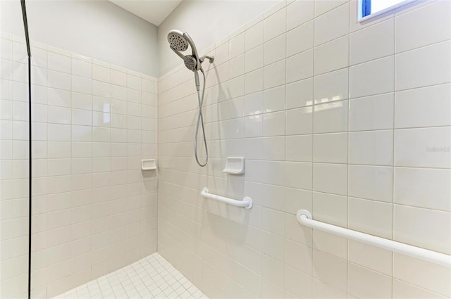 bathroom featuring a tile shower