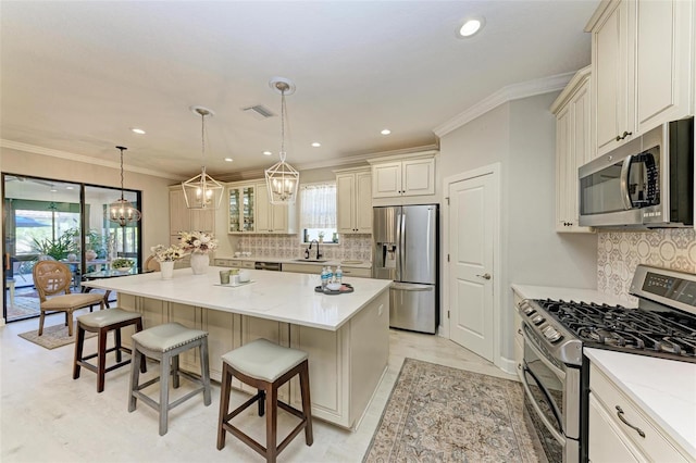 kitchen featuring pendant lighting, a center island, stainless steel appliances, and a breakfast bar area