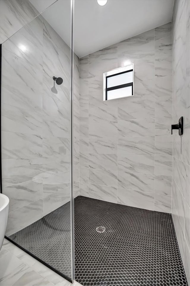 bathroom featuring tiled shower