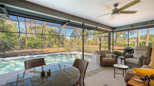 sunroom with ceiling fan