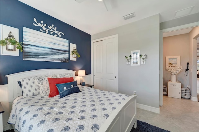 bedroom featuring ceiling fan and a closet