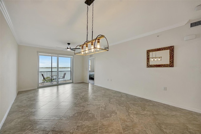 empty room featuring ceiling fan and crown molding