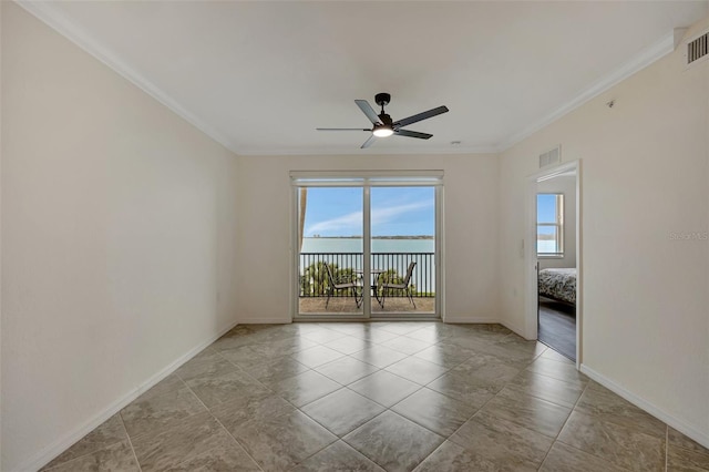 empty room featuring ceiling fan and crown molding