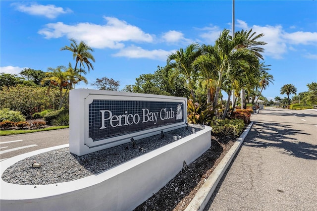 view of community / neighborhood sign