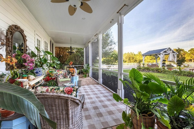 sunroom with ceiling fan