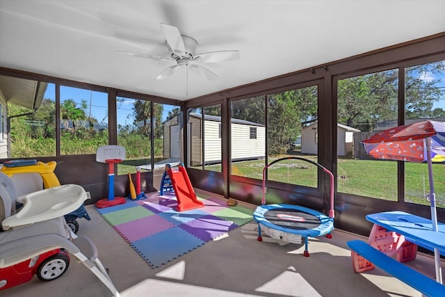 sunroom with ceiling fan