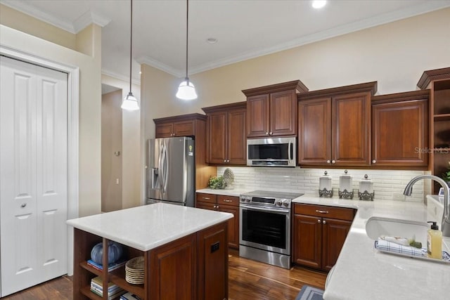 kitchen with sink, stainless steel appliances, dark hardwood / wood-style floors, pendant lighting, and a kitchen island