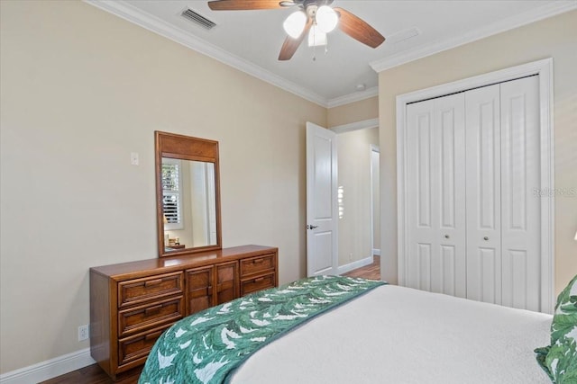 bedroom featuring wood-type flooring, a closet, crown molding, and ceiling fan