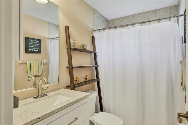 bathroom featuring a shower with curtain, vanity, and toilet