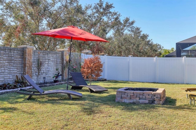 view of yard featuring a fire pit