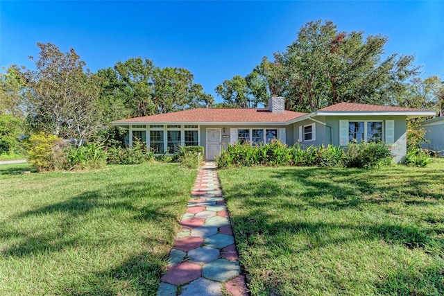 ranch-style home featuring a front lawn