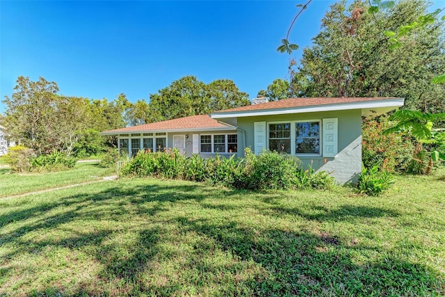 ranch-style house featuring a front lawn