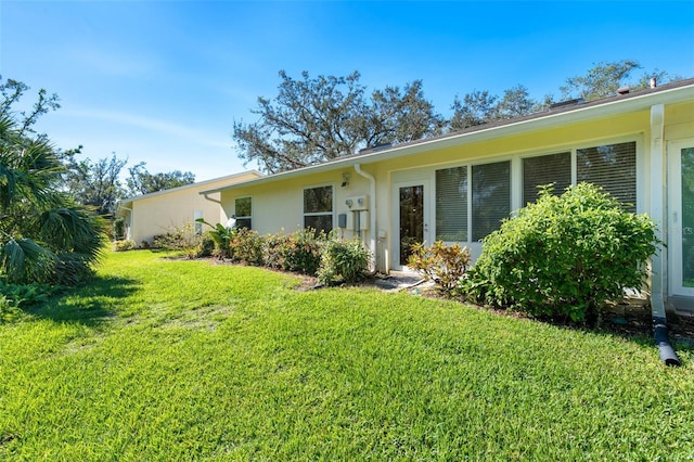 view of front facade with a front yard