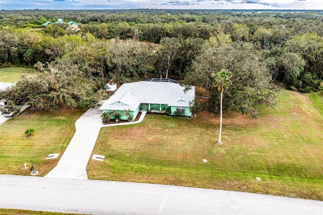 birds eye view of property featuring a forest view