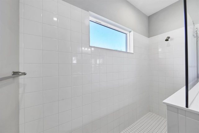 bathroom featuring tiled shower