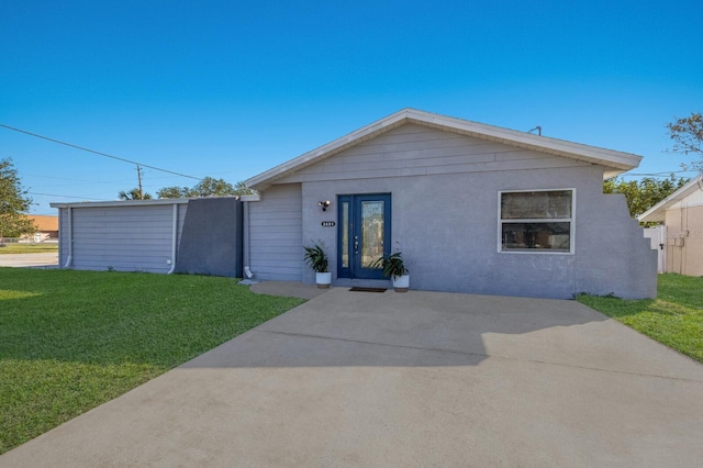 view of front facade with a front yard