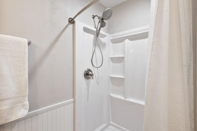 bathroom with curtained shower